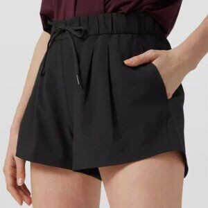 Lululemon Athletica Black Stroll at Sundown Mid-Rise Sho Shorts — Women’s Size 6